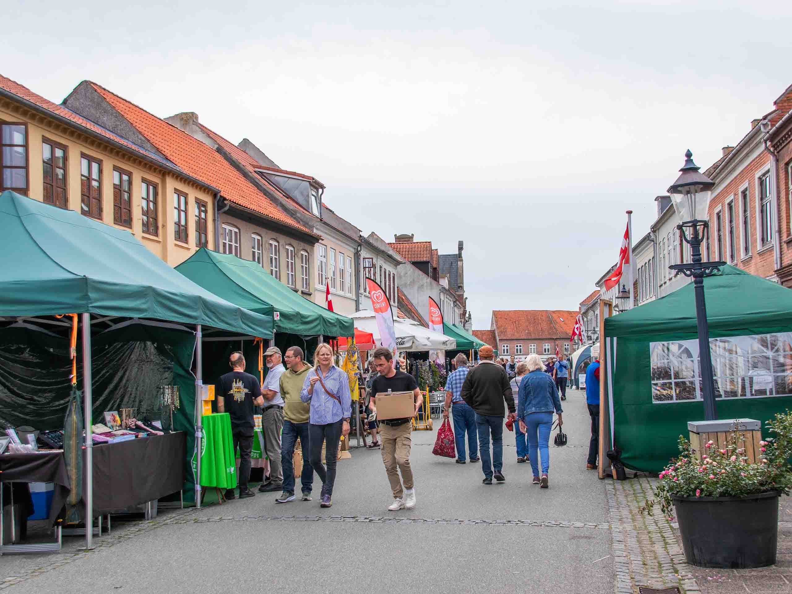 Gemütliche Einkaufsstraße in Bogense mit Shops und Cafés