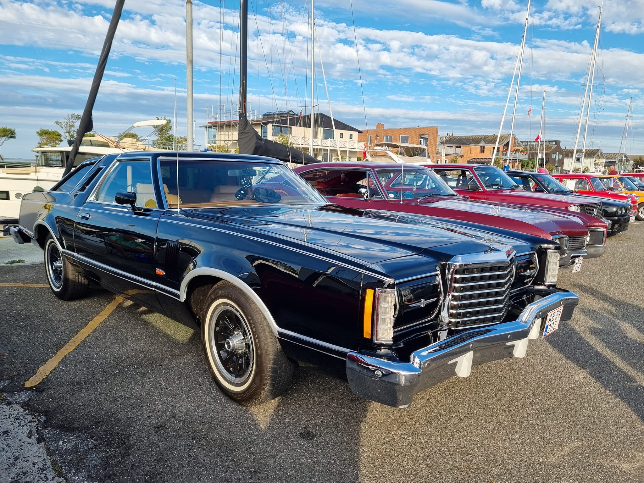 Klassische Oldtimer am Hafen von Bogense